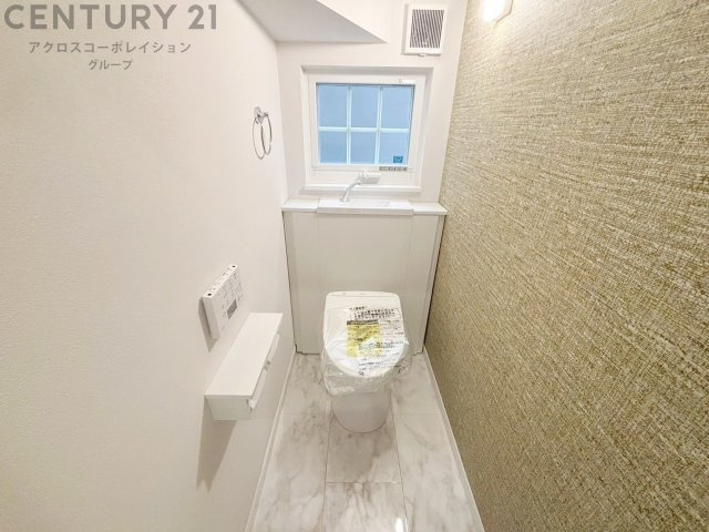 温水洗浄便座付トイレは温水洗浄機能により、暖かい水でおしりを洗浄することができ、冷たい水を使う従来の便座に比べ、温水洗浄機能で暖かいトイレを提供し、快適な使用を可能にします。