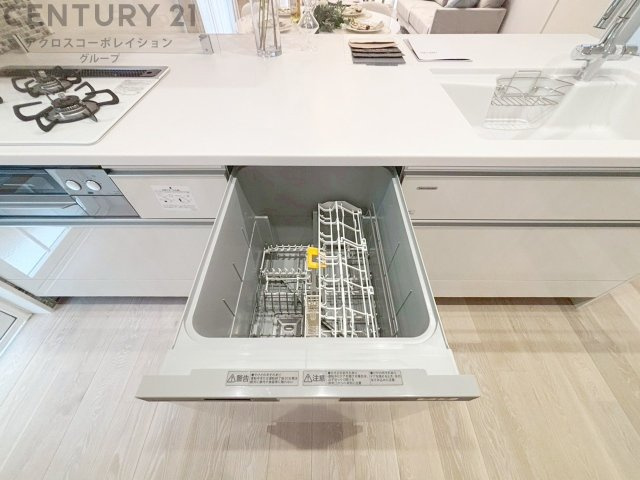 手洗いに比べて時間や労力を節約できることです。また、高温のお湯で洗浄されるため、雑菌や細菌を殺菌する効果もあります。さらに、乾燥機能があるため、手で拭く手間も省け衛生的に保管できます。