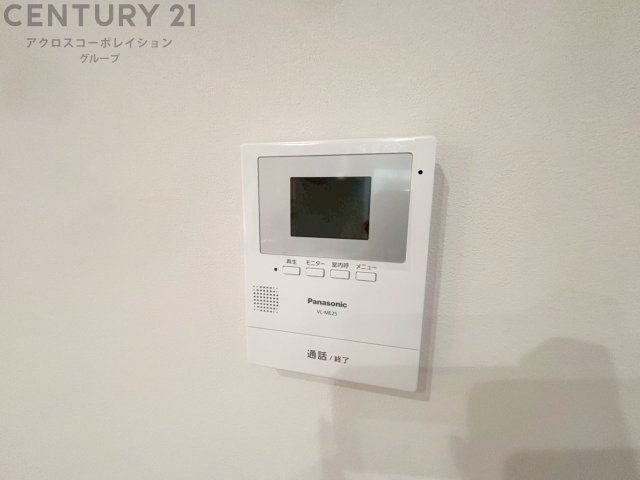 訪問者が来たときにテレビ画面で確認できるため、安心してドアを開けられます。録画機能があるものもあり、留守中に来訪者を記録しておくことができます。利便性が高く、セキュリティ面でも安心です