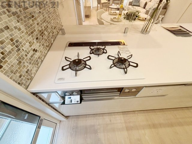 多数の調理器具を同時に使用でき、料理の効率化が可能。省エネで節約になり、様々な料理スタイルに適応できます。また、火力調整が独立しており、手入れや掃除もしやすく、今よりもっとお料理が楽しくなるかも。