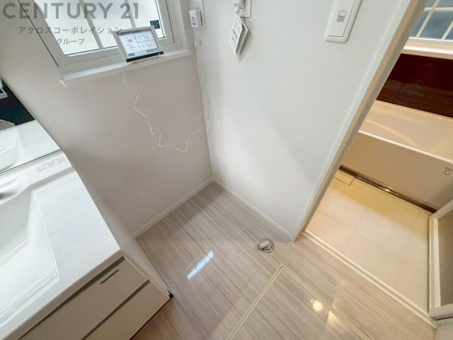 洗濯物の仕分け作業がしやすく、整理整頓が容易になります。洗濯音や湿気を他の部屋に持ち込まず、生活環境を快適に保ちます。上部を活用すれば収納スペースを確保でき洗剤や洗濯用品の整理もしやすくなります。