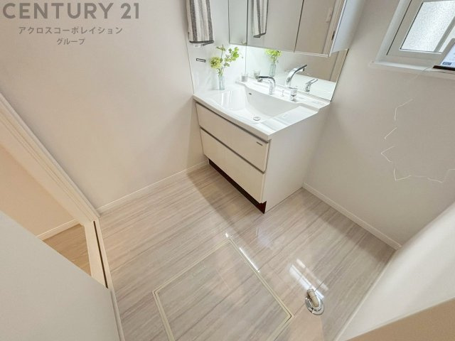 衣服の収納や脱ぎ着や整理整頓がしやすく、湿った衣類を乾燥させるスペースがありカビや臭いの発生を防ぎます。床の汚れを他の部屋に持ち込まず清潔を保つことができます。また快適な入浴環境の整備にも役立ちます。