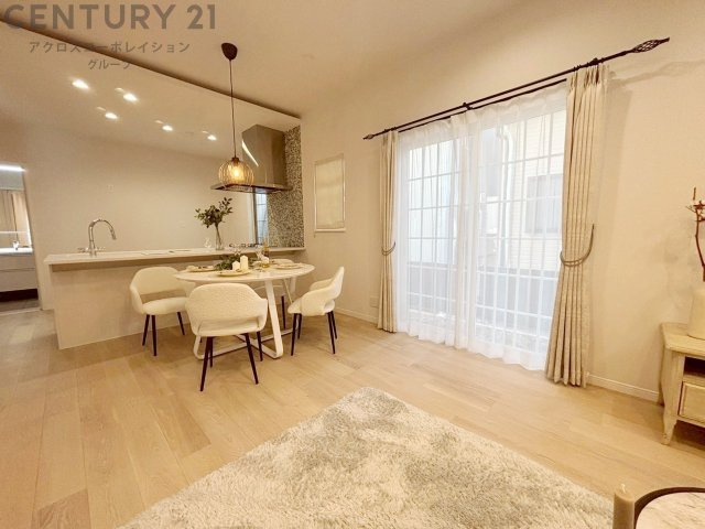 リビングダイニングは家族や友人とのコミュニケーションを楽しむ場所でくつろぎながら食事や会話を楽しめ、多目的に利用できリラックスできる空間です。家庭内の中心として機能し、快適な生活をサポートします。