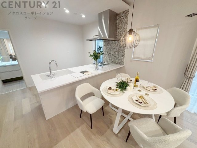 キッチン前のダイニングスペース　カウンターキッチンから料理の受け渡し等に便利です。ダイニングセットを置いても十分な広さを確保。