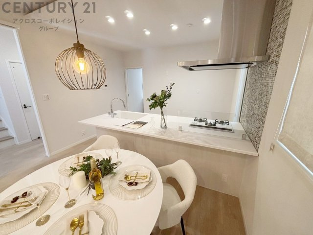 キッチン前のダイニングスペース　カウンターキッチンから料理の受け渡し等に便利です。ダイニングセットを置いても十分な広さを確保。