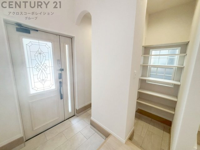 大きな玄関収納付きの玄関です　家族皆様の履物をしっかり収納できます