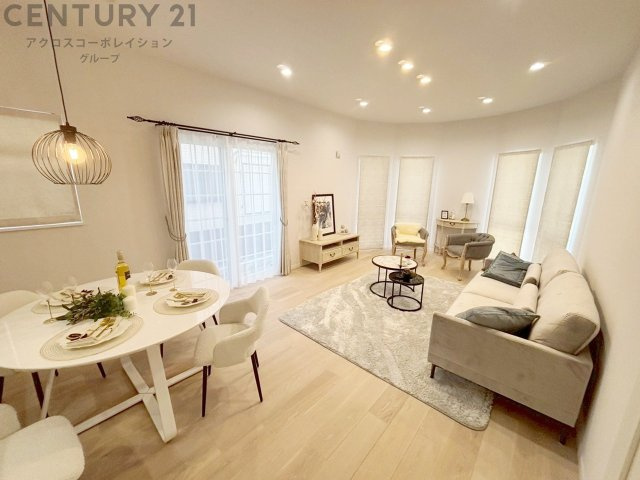 リビングダイニングは家族や友人とのコミュニケーションを楽しむ場所でくつろぎながら食事や会話を楽しめ、多目的に利用できリラックスできる空間です。家庭内の中心として機能し、快適な生活をサポートします。