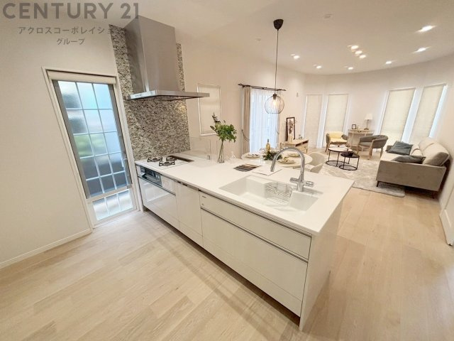 シンプルなデザインと使いやすさを兼ね備えた対面式システムキッチンは、効率的な作業スペースを提供し、家族やゲストとのコミュニケーションを促進します。