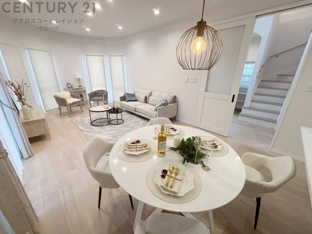 キッチン前のダイニングスペース　カウンターキッチンから料理の受け渡し等に便利です。ダイニングセットを置いても十分な広さを確保。