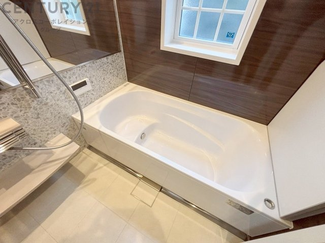 ユニットバスは省スペースでありながら、シンプルな設計と使いやすさを備え、簡便なメンテナンスが可能です。大きな窓付きで換気にも便利です。またミラー・小物置き場もあり便利です。