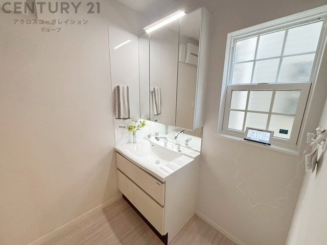 化粧品や洗顔料、歯ブラシなどの必需品をまとめて置ける収納スペースがあり、使用するたびに取り出す手間が省けます。また、水回りのため、濡れても大丈夫な素材が使用されており、お手入れが簡単です。