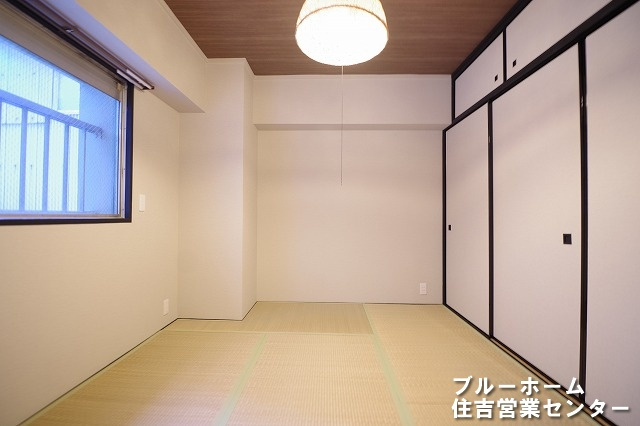 6帖の和室です！お部屋には収納や窓があります！