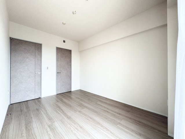 【洋室（6帖）】ゆとりある約6帖の洋室は、主寝室におすすめ。ウォークインクローゼットを備え、衣類や荷物もすっきり収納できる快適な空間です。