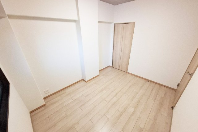 洋室1：約5.7帖の洋室は寝室や子供部屋にちょうど良いサイズ。暮らしに合わせて幅広く活用できます。
