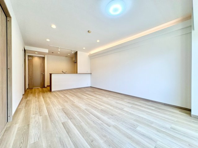 家族が自然と集まる、明るく開放的なリビング空間。　のんびりくつろげる、居心地のよさが魅力です。