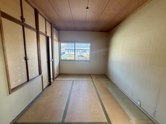 落ち着いた雰囲気の和室。大きな窓から自然光が差し込み、明るく風通しの良い空間となっています。畳の温もりを感じながらゆったりと過ごすことができ、寝室や客間など多目的に活用可能。