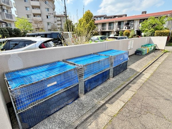 敷地内にある綺麗に整理されているゴミ置場