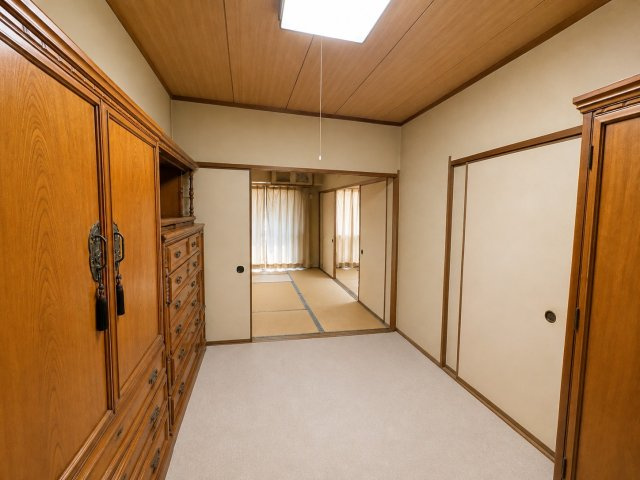 隣接する和室との続き間としても使える6帖の和室です。引き戸を開ければ空間に広がりが生まれ、閉めれば独立したプライベート空間として利用可能。押入収納も備えており、衣類や寝具などの整理に便利です。