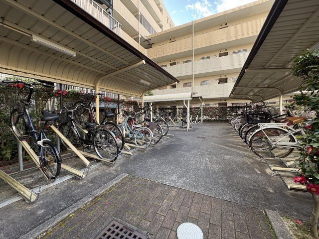屋根付きの駐輪場が整備されており、雨や直射日光から自転車を守れる安心の環境。区画にゆとりがあり、出し入れもしやすい配置です。通路幅も確保されているため、利用が集中する時間帯もストレスを感じにくいです。