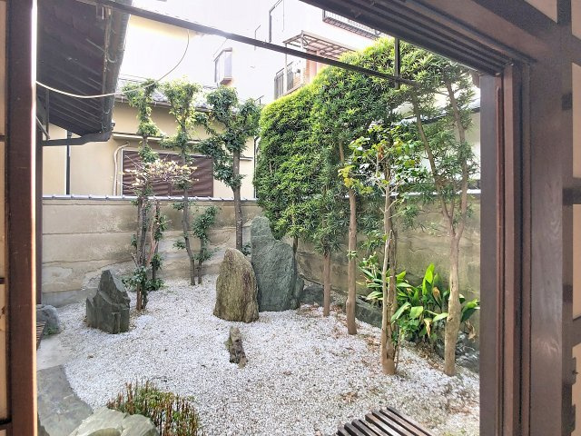 写真集にも掲載された坪庭で、風情を感じられます。