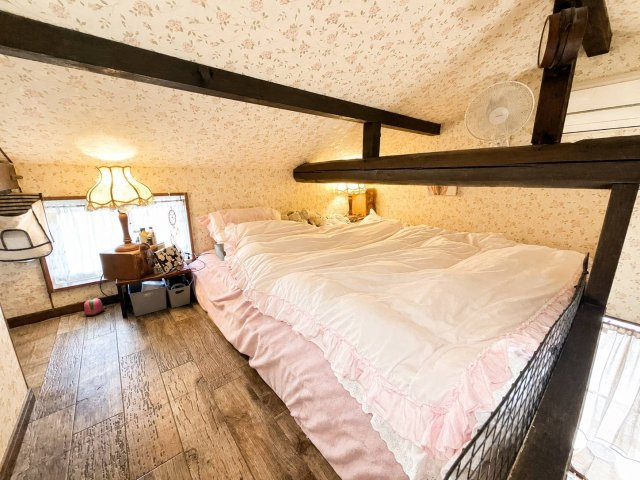 隣のお部屋とつながる屋根裏スペースを完備。扉付きなので、趣味部屋や書斎、お子さまの秘密基地など、自分だけの特別な空間としても活用できます。