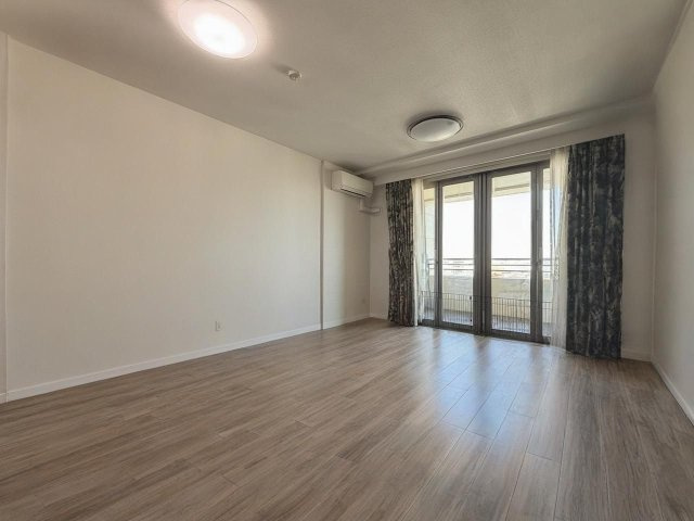バルコニーに面しており、空間に広がりとゆとりを感じるLDK♪　※本画像は入居者様の家具をCGで消した画像であり、現況と異なる可能性がございます。　