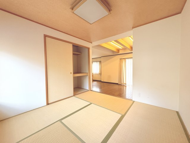 和室はくつろぎの空間や客間やお子様の遊び場としても活躍します。リビングと隣接しているため家族の気配を感じながら過ごせる安心感も魅力。収納もあり、布団や季節物の収納にも便利な使い勝手の良い一室。