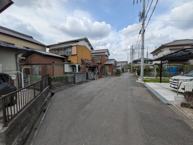 前面道路の幅員は約6ｍ。駐車する際などもスムーズにできそうです。