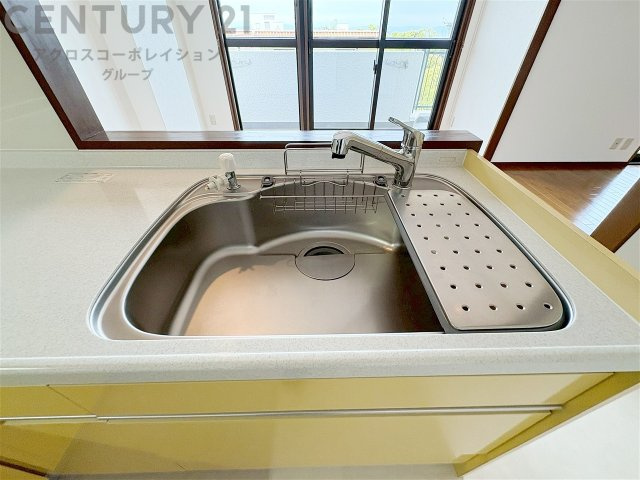 大きなシンクでお鍋などの大きな調理器具を洗う際にも便利です。　