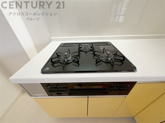 多数の調理器具を同時に使用でき、料理の効率化が可能。省エネで節約になり、様々な料理スタイルに適応できます。また、火力調整が独立しており、手入れや掃除もしやすく、今よりもっとお料理が楽しくなるかも。　