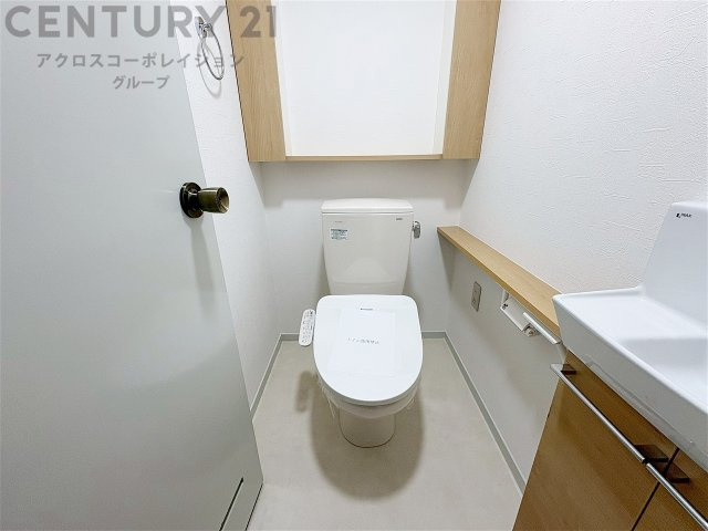 温水洗浄便座付トイレは温水洗浄機能により、暖かい水でおしりを洗浄することができ、冷たい水を使う従来の便座に比べ、温水洗浄機能で暖かいトイレを提供し、快適な使用を可能にします。　