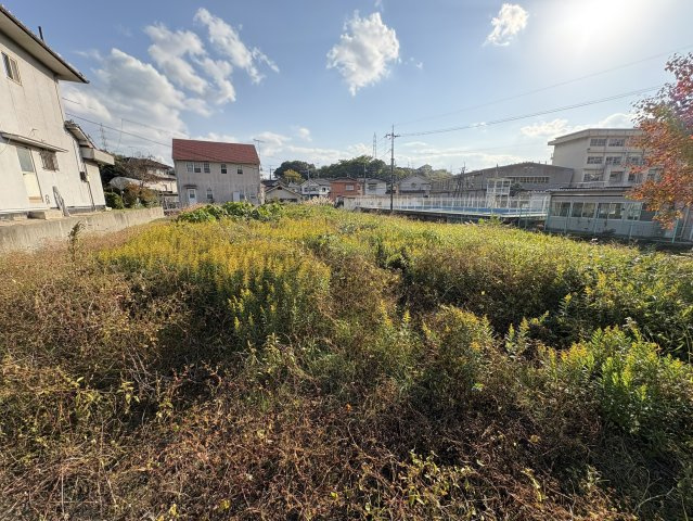 ゆとりある面積と、遮るものの少ない広々とした眺望が魅力です。周囲には住宅地が広がり、落ち着いた住環境が整っています。小学校まで徒歩3分圏内という立地で、送り迎えの負担が軽減される点も大きなメリット。