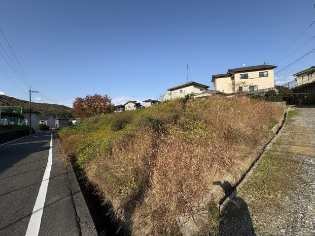 建築条件なし！将来設計を描きやすく、多様な建築レイアウトに対応できる形状の土地です。日中は明るく、子育て世帯にとって安心感のある住環境が魅力。家族でゆっくり過ごせる理想の空間を作りませんか？