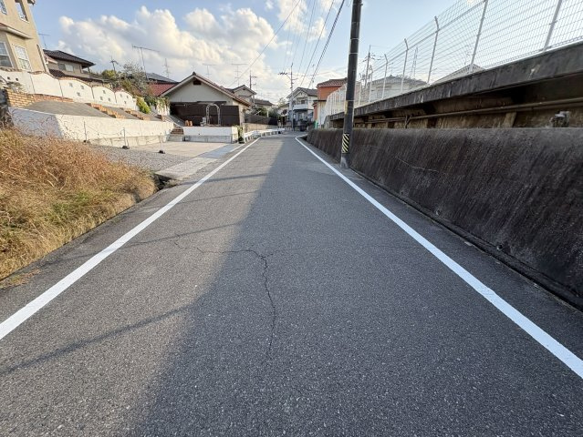 敷地に接する前面道路は見通しが良く、日常の出入りがしやすい安心の生活道路です。親御さんにとっては安心できる通学環境が整っています。周辺は整備された住宅地で、静かで落ち着いた街並み。