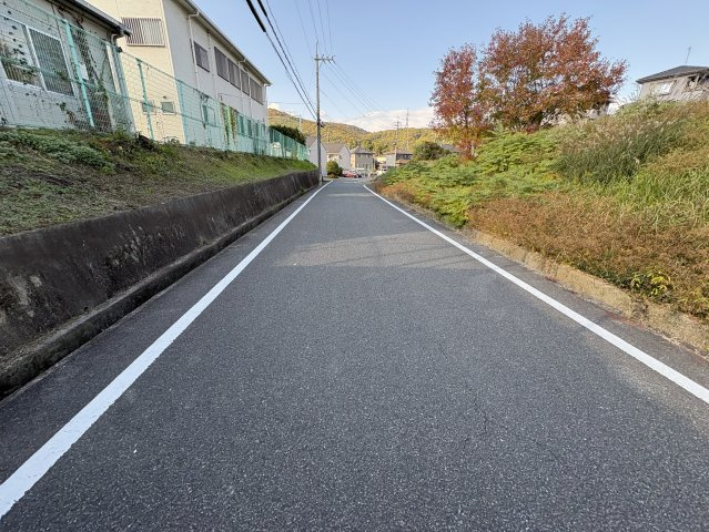 周辺には山も見え、四季の変化を感じられる落ち着いた住環境が広がります。小中学校が近く、子育てファミリーにもおすすめのエリアです。建築条件なしなので、自由な設計で理想の住まいを建てることができます。