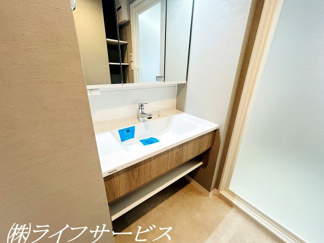 三面鏡タイプのシャワー付洗面化粧台