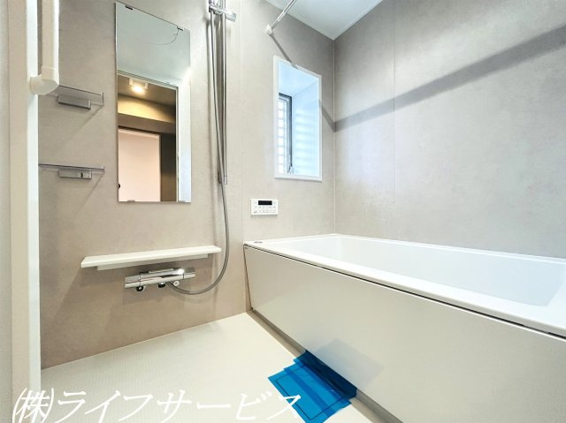 浴室／換気に便利な窓有！自動お湯張り、高温差し湯機能あり！浴室暖房乾燥機付！