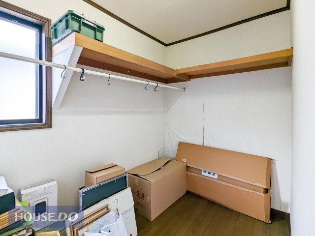 お子様との思い出もたっぷりしまえる3.5帖の納戸。衣類だけでなく、鞄などの小物からスーツケースやレジャー用品などの大きな物までたっぷり収納出来ます。