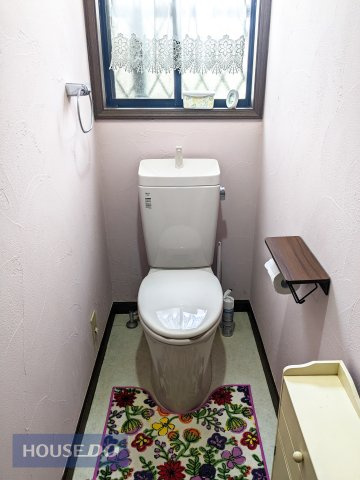 窓付きのトイレは、自然光が入り、換気がしやすく、湿気や臭いがこもりにくいのが特徴です。また、開放感も得られます。　