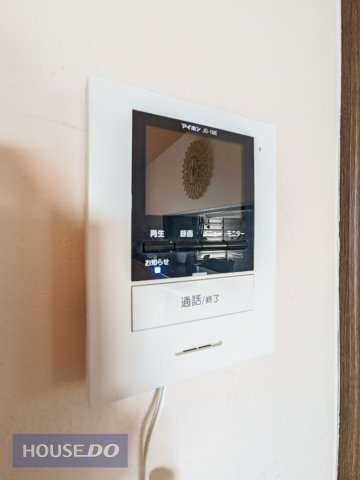 カラーTVインターホン。カラーで映像を見られるので、防犯対策としてや不要な訪問販売をブロック。　