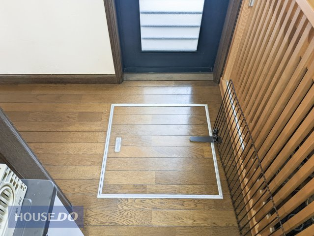 キッチンには床下収納とお勝手口がございます。