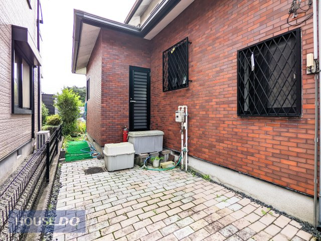 勝手口の前には通勤・通学用の自転車置き場としてはもちろん、かさばるレジャー用品やアウトドアグッズの収納・置き場所としても大活躍！室内への動線もスムーズなマルチ空間〇