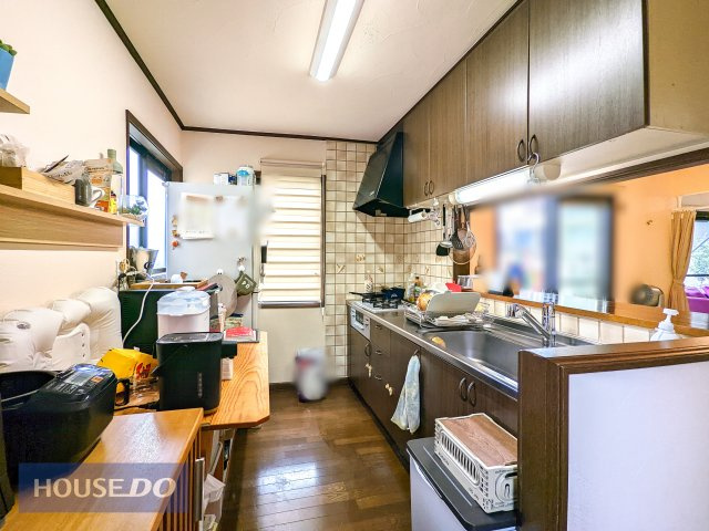 収納スペースがとれる広々キッチン。キッチンスペースには床下収納とお勝手口を完備
