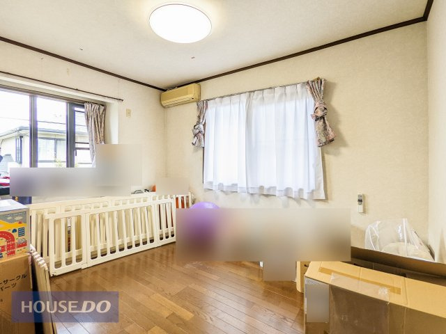 2つの窓からたっぷりの光が差し込みます。心地よい風が通り抜けるたび、心まで軽やかになりそうです。