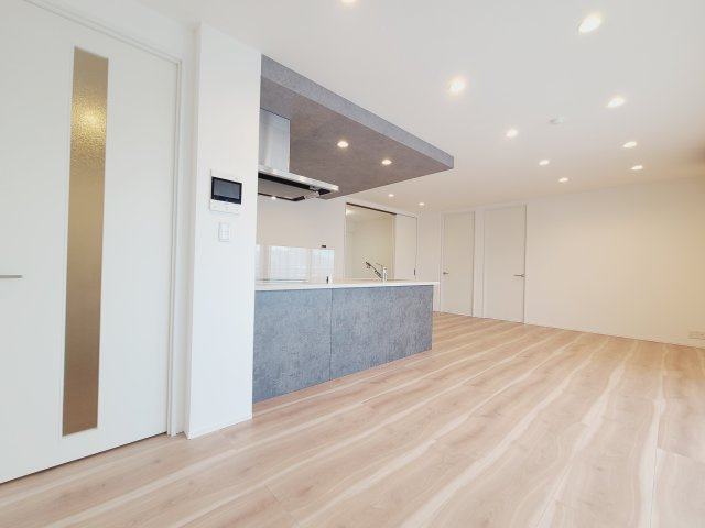 〇天井に散りばめられたダウンライトはお洒落なリビングを演出してくれます。