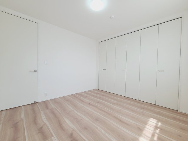 〇居室にはクローゼットを完備し、自由度の高い家具の配置が叶うシンプルな空間です。
