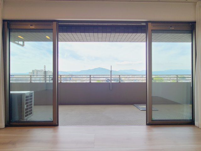 〇ワイドバルコニーはリビングとの連続した一体感が生まれ、居室全体をが広く見えます。