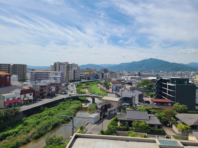 〇開放的な眺望です。川面に映る空や建物の景色、季節によって表情を変える水辺の風景など、自然の移ろいを楽しむことができます。