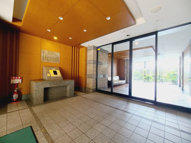 〇オートロックエントランス！管理人さんも在中、宅配ＢＯＸで留守中の荷物も安心らくらく受取れます。