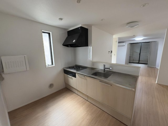 広々とした調理場で料理もはかどります！　※AI加工で家具を消しております。